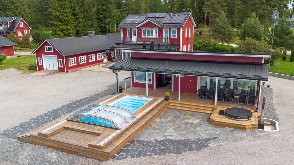 Villa Bastu ja sen uima-allas, palju ja terassi sekä Villa Eriksberg taustalla ilmasta kuvattuna