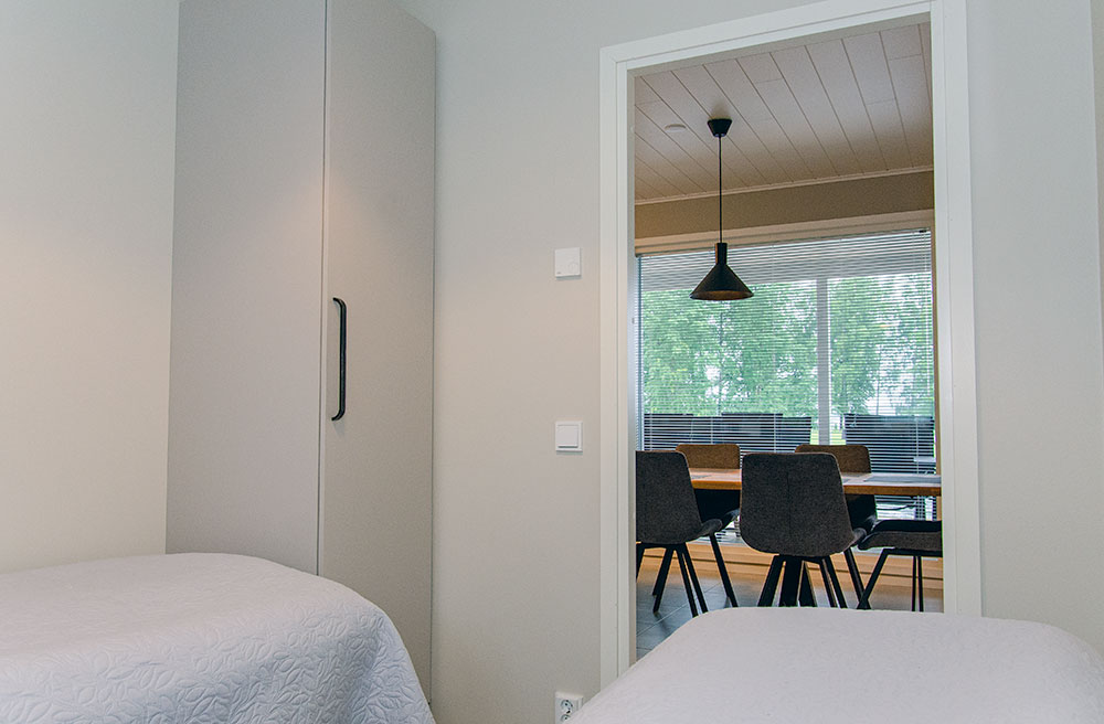 Villa Bastun makuuhuoneissa on kaksi laadukasta sänkyä ja vaatekaappi