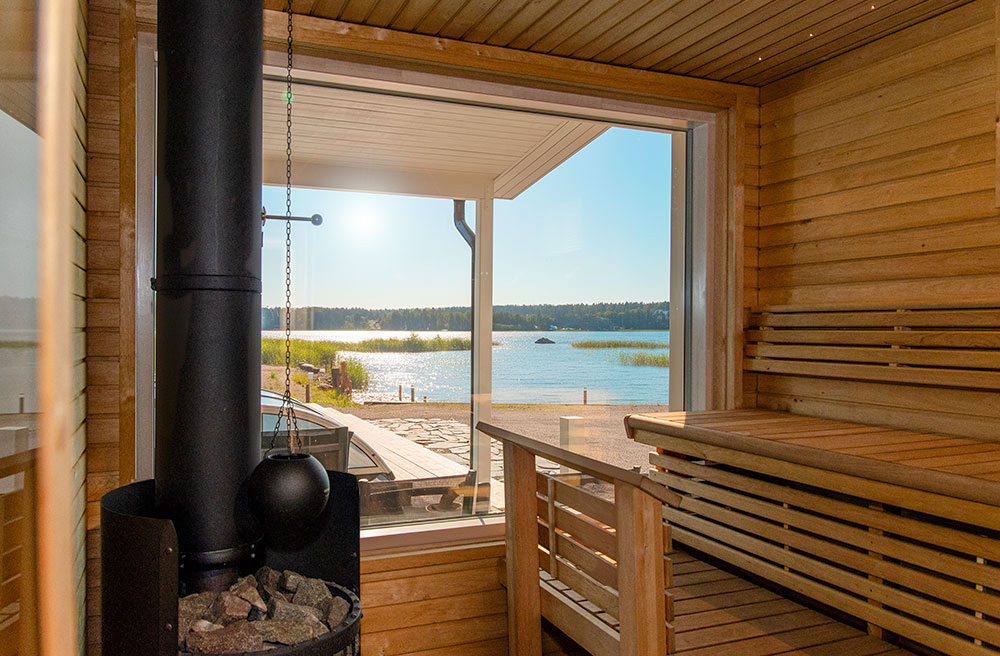 Villa Bastu saunahuoneen puukiuas ja merinäköala
