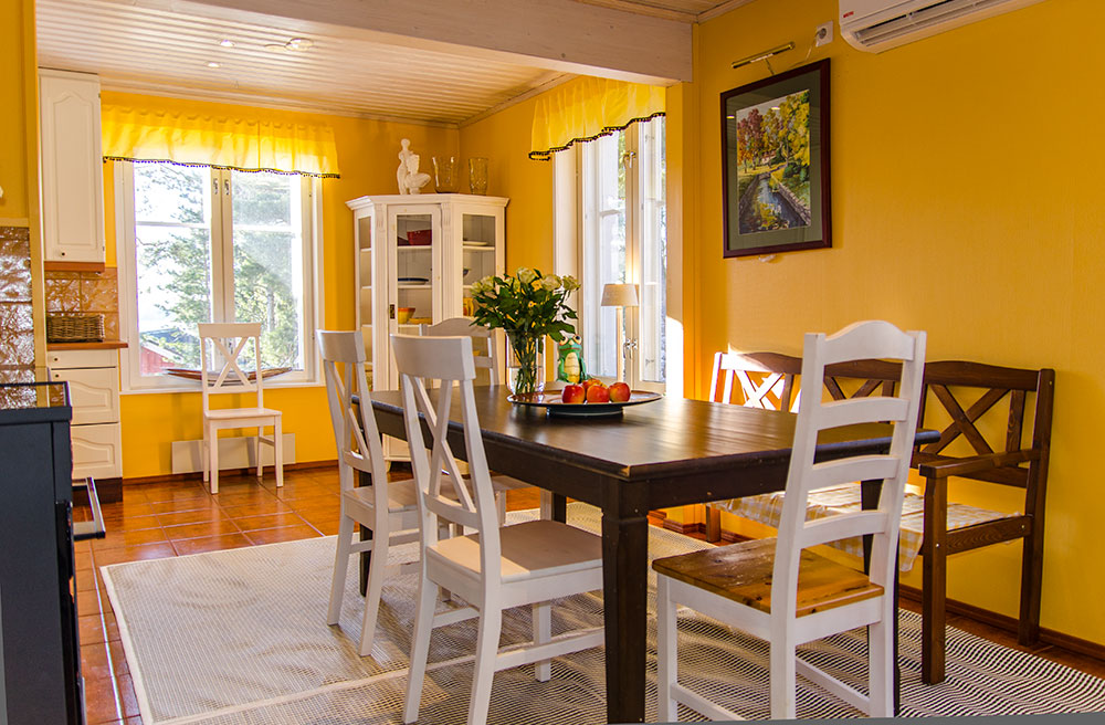 Blomkulla kitchen
table