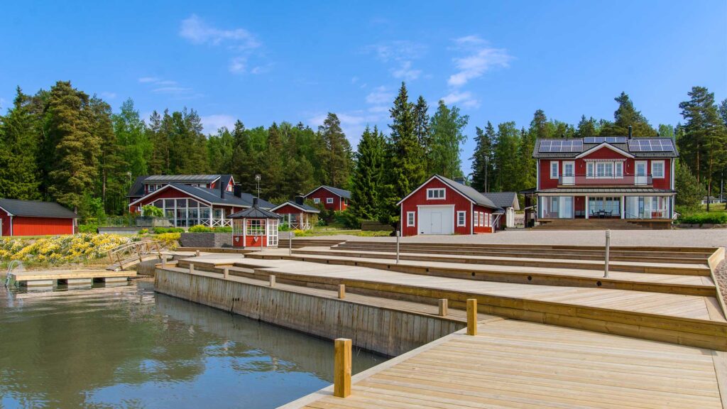 Eriksbergin ranta-alue ja laiturit
