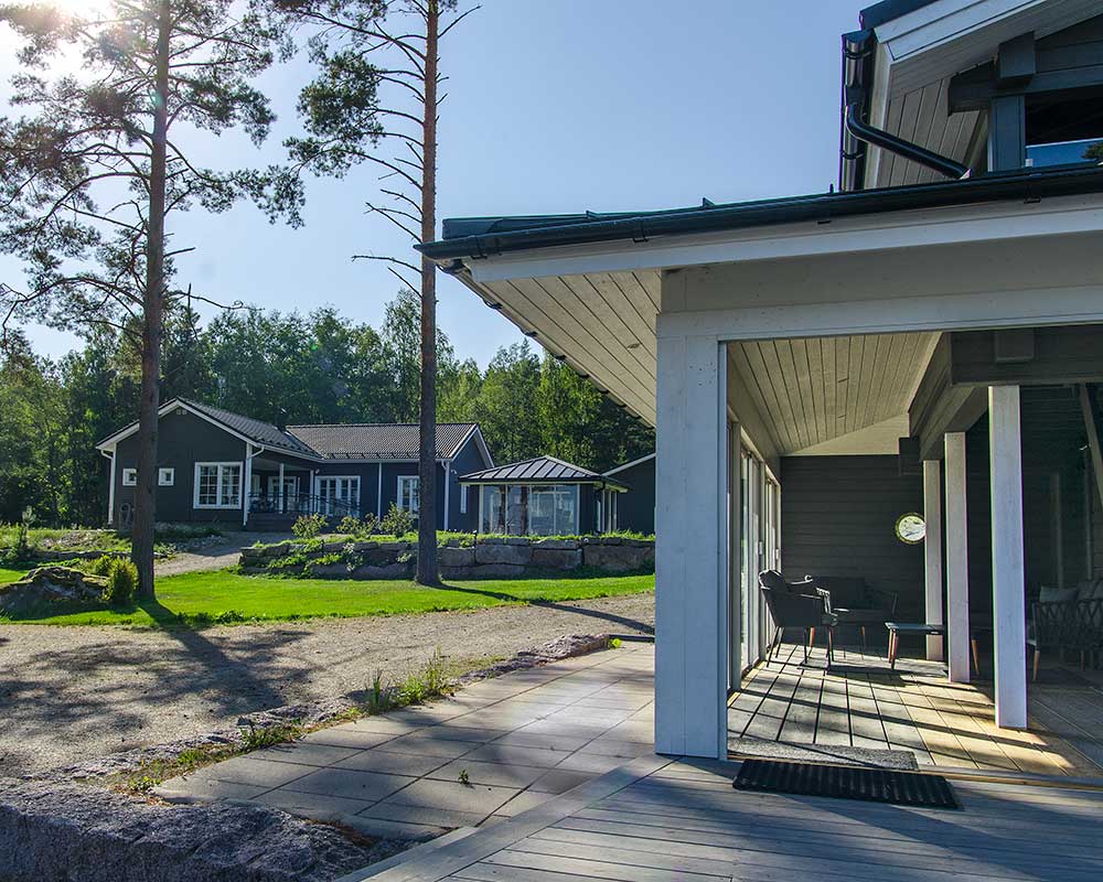 Villa Nyåker rantasaunalta kuvattuna. Saunan lasitettu terassi etualalla