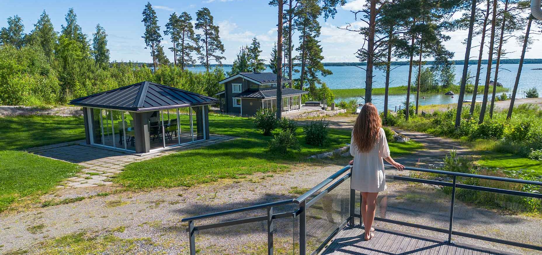 Nyåkerin terassilta merelle katsova nainen