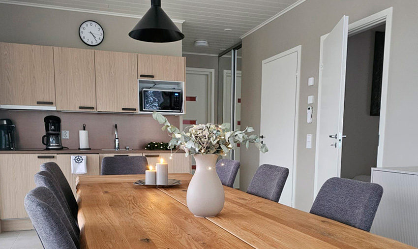 Villa Bastun neuvottelupöytä