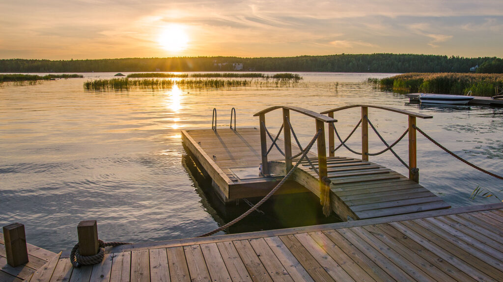 Porvoon huviloiden laiturialue ilta-auringossa taustalla Haikkoon selkä