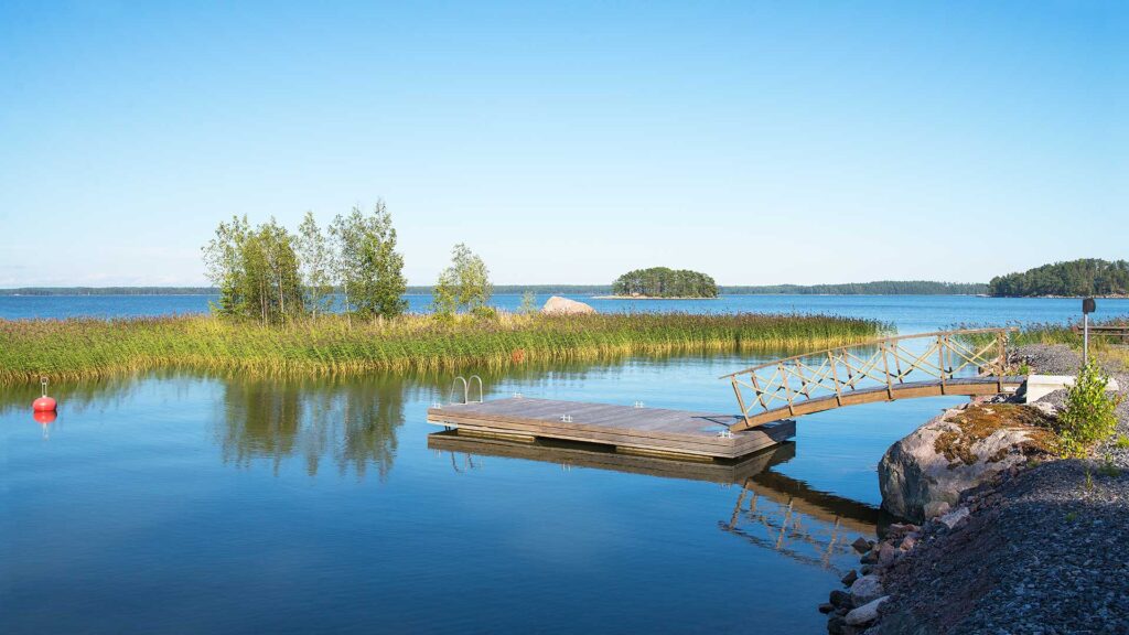 Villa Nyakerin ranta ja laituri kuvattuna merelle.